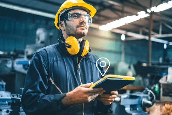 Homme qui géolocalise un produit via RFID sur sa tablette.